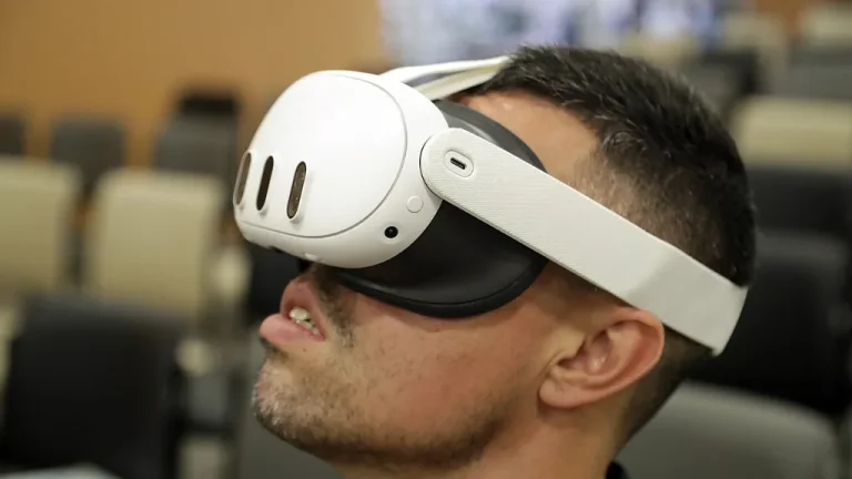 Joueur équipé d'un casque de réalité virtuelle