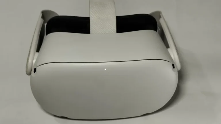Joueur équipé d'un casque de réalité virtuelle