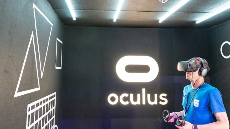 Joueur équipé d'un casque de réalité virtuelle