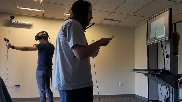 Joueur équipé d'un casque de réalité virtuelle