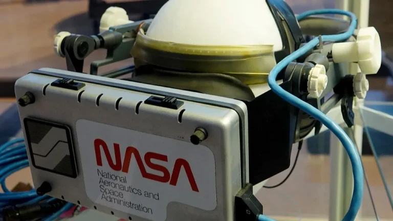 Joueur équipé d'un casque de réalité virtuelle