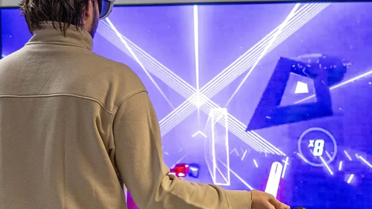 Joueur équipé d'un casque de réalité virtuelle
