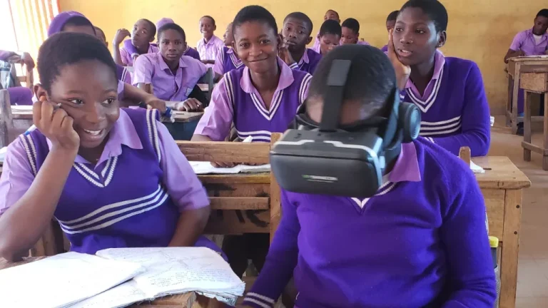 Joueur équipé d'un casque de réalité virtuelle
