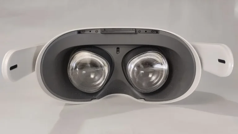 Joueur équipé d'un casque de réalité virtuelle