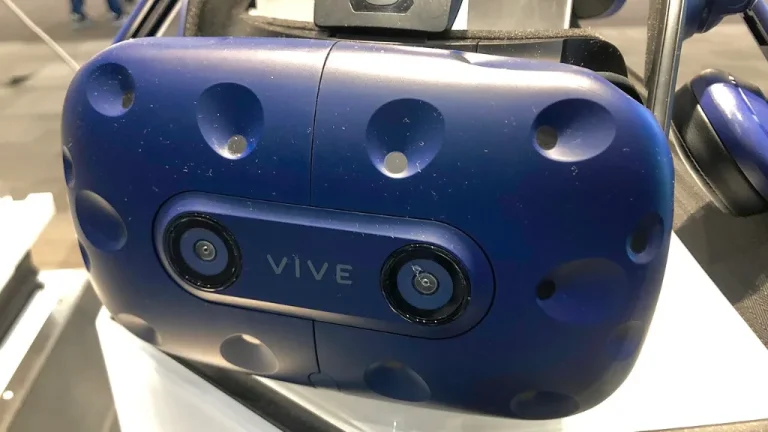 Joueur équipé d'un casque de réalité virtuelle