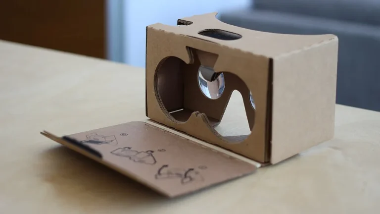 Joueur équipé d'un casque de réalité virtuelle